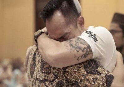 Ustaz Felix Siauw saat memeluk abang kandungnya Freddy Siauw usai bersyahadat.